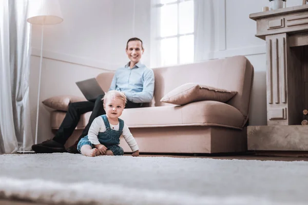 Šťastný roztomilý chlapec sedí na podlaze — Stock fotografie