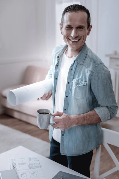 Trevlig glad man som håller en kopp kaffe — Stockfoto