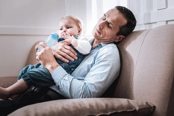 Uyuyan güzel hoş adam