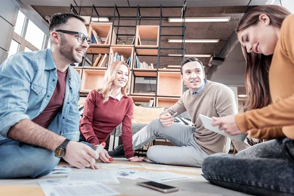 Confrères heureux travaillant sur un projet — Photo