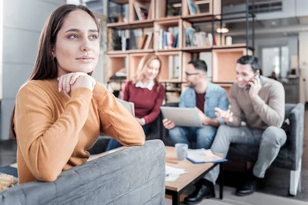 Mujer pensativa trabajando con su equipo — Foto de Stock