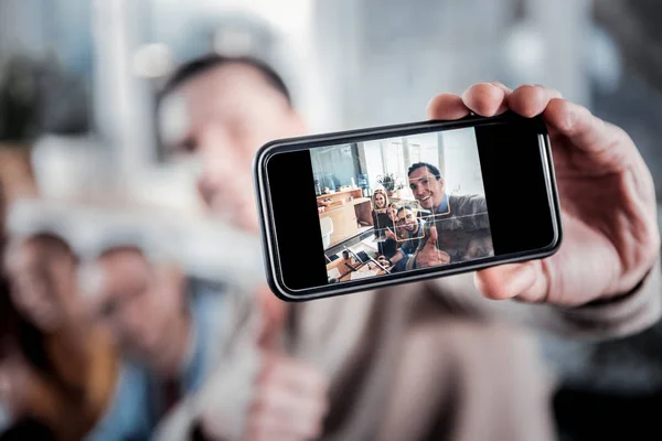 Hombre inspirado tomando una selfie con sus colegas —  Fotos de Stock