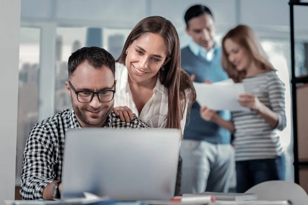 Dolblij man aan het werk op zijn laptop — Stockfoto