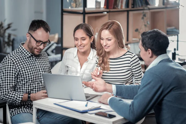 Glada medarbetare som arbetar på ett projekt — Stockfoto