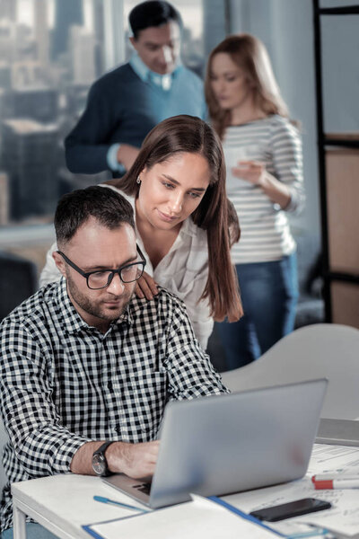 Серьезный человек, работающий над своим ноутбуком
