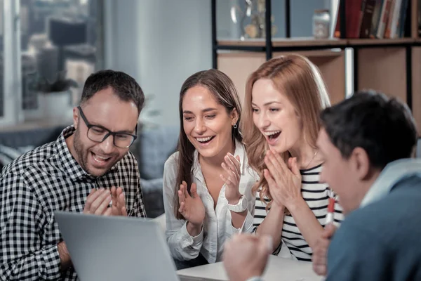 Bir proje üzerinde çalışıyor gülümseyen iş arkadaşları