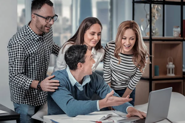 İlham ekip üyeleri kendi meslektaşı ayakta