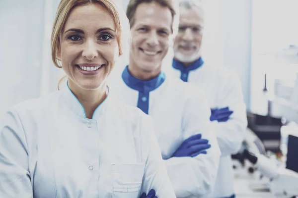 Retrato de mulher encantada que apreciando sua equipe — Fotografia de Stock