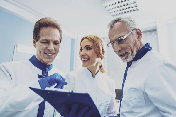 Positieve blij collega's bespreken van de resultaten — Stockfoto