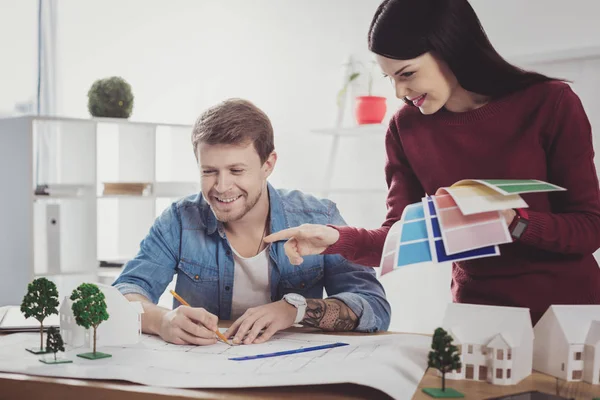 Felice uomo positivo facendo un disegno — Foto Stock