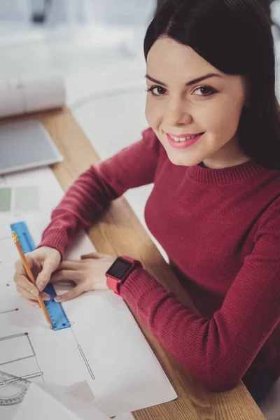 Mulher alegre positivo sorrindo para você — Fotografia de Stock