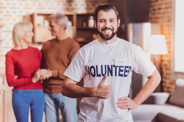 Geïnspireerd vrijwilligers tonen zijn duim omhoog — Stockfoto