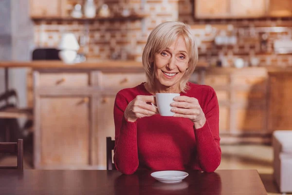 Тревога женщина пьет кофе и расслабляется — стоковое фото