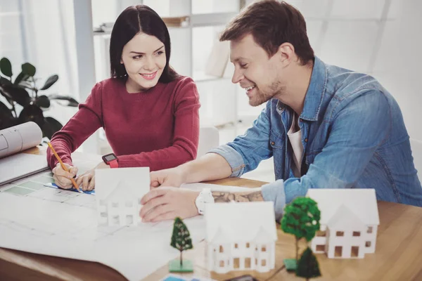 Positive freundliche Frau im Gespräch mit dem Kunden — Stockfoto