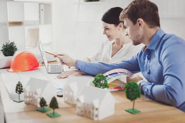 Inteligente buen hombre apuntando a la pantalla — Foto de Stock