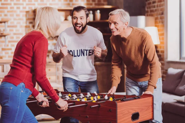 Glad pensionär spelar ett spel med sin fru — Stockfoto