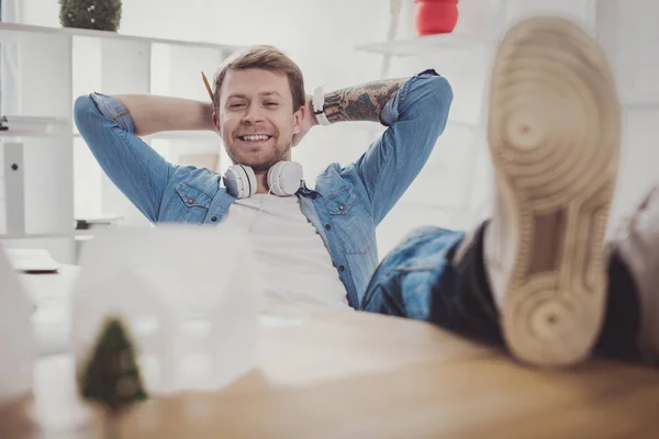 Feliz hombre feliz terminando el proyecto — Foto de Stock