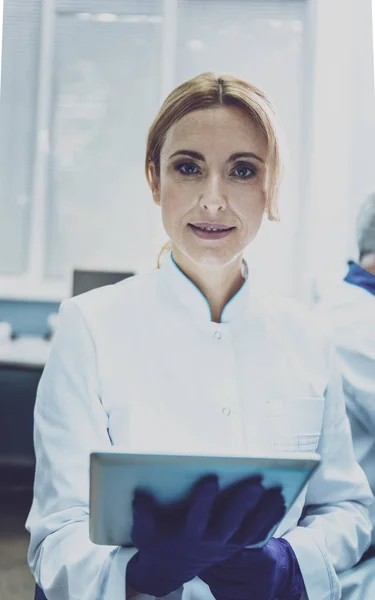 Retrato de assistente de laboratório encantador que posando na câmera — Fotografia de Stock