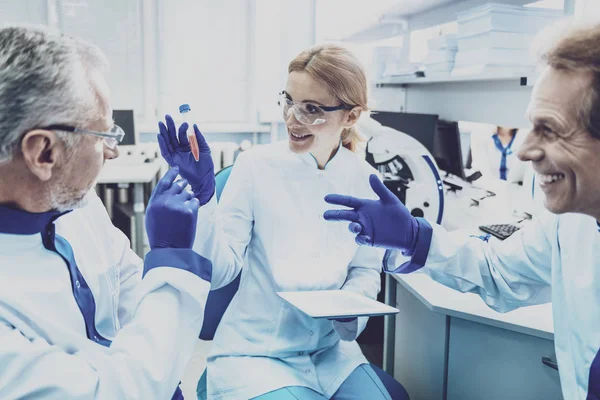 Colegas encantados positivos trabalhando em laboratório — Fotografia de Stock