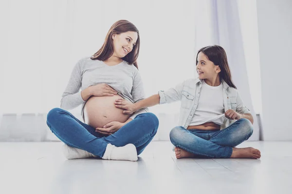 Lilla flickan röra mamman gravid-mage — Stockfoto