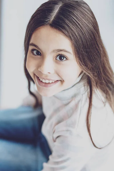 Retrato de uma menina de cabelo ondulado de olhos escuros — Fotografia de Stock