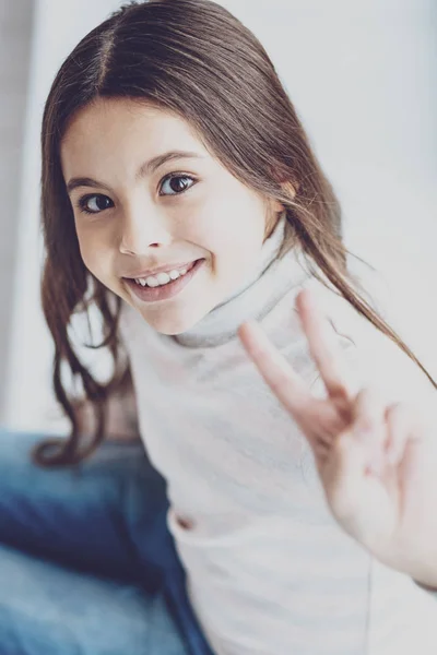 Leuk preteen meisje V-sign gebaar te doen — Stockfoto
