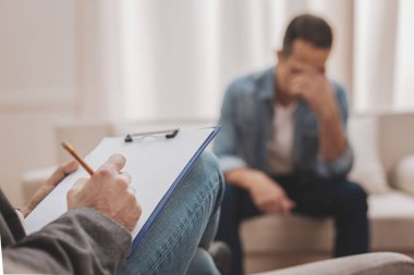Nitelikli terapist depresyon için çözüm arıyor