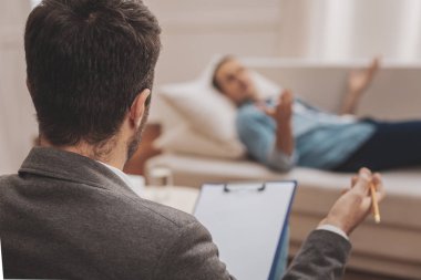 Nitelikli terapist elinde kalem tutan