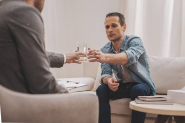 Depresyon terapist ofisinde oturan adam