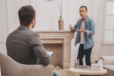 Usta psikolog dikkatle dinlerken onun ziyaretçi