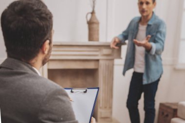 Gözlemci psikolog terapi seansı sırasında Notlar yapma