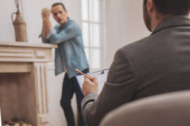 İşgal altındaki psikolog oturumu sırasında ekstra yoğun duygu