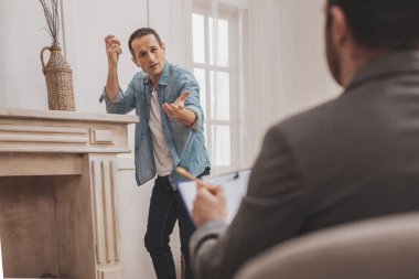 Depresif adam dekoratif şömine duran