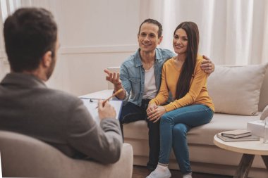 Mutlu gülümseyen çift için aile psikolog geliyor