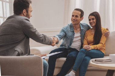 Mutlu adam aile ilişkileri oturumdan sonra memnun hissediyorum