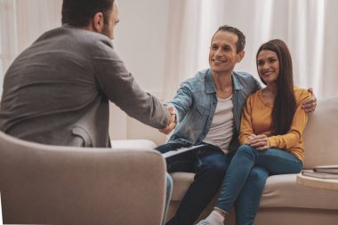 Genç eşi duygu ışık saçan oturma güzel koca yakınındaki korumalı