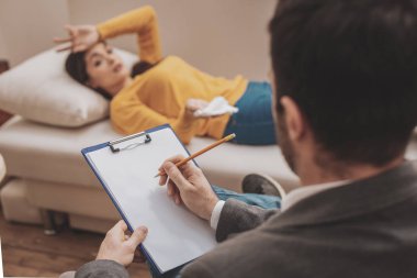 Notlar onun not defterinde yapım profesyonel aile uzmanı