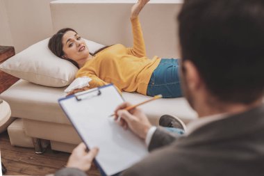 Esmer kadın psikolog için dinlerken zararına duygu