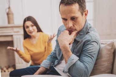 Kot gömlek duygu düşünceli giyen olgun adam