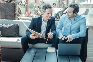 Yakışıklı erkekler onların proje hakkında konuşmak