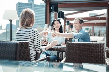 Genç insanlar zevk ile vakit