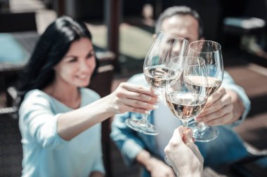 Elinde bu holding bocals yakın çekim