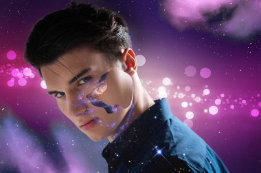 Düşünceli çekici adam arka plan üzerinde özgürlük alarak