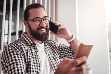 Meşgul bir adam iki akıllı çalışma için kullanma