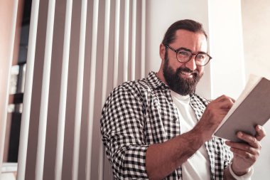 Kendine güvenen adam hırslı bir plan onun Not defterinize yazma