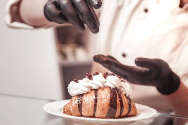 Lezzetli ve güzel kruvasan yapma ilave detayları ekleyerek pudra