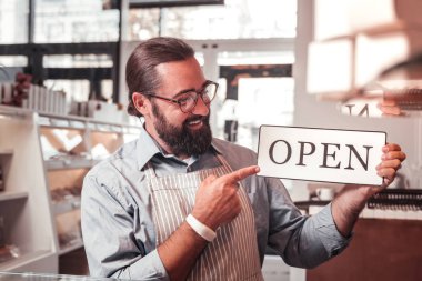 Cafe sahibi onun iş kurmak mutludur