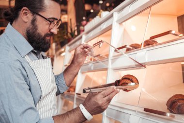 Özel raf kruvasan alarak Caffee sahibi