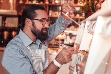 Caffee çalışan vitrin taze ekmek ile doldurma