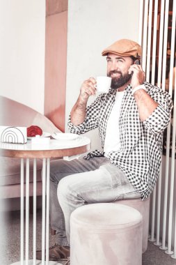 Adam kafede bir öğle yemeği yerken bir telefon görüşmesi